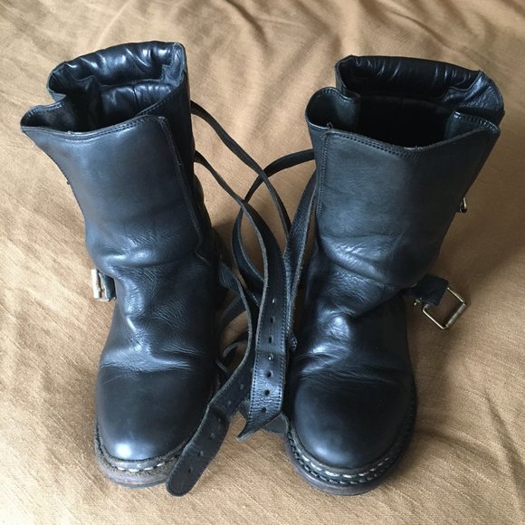 Burberry black leather Clarendon Explorer moto boots with gold tone buckles - Picture 5 of 13